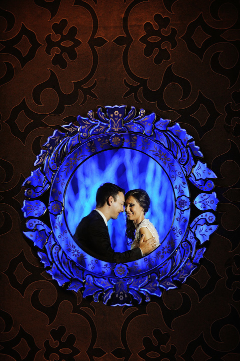 Foto de Sonho Casamento Coconuts Cascais Joana e Bruno Retrato reflexo espeho azul sobre parede textura dourado escuro