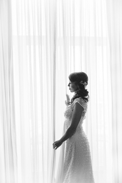 Noiva retrato Casamento fineart Farol Hotel Design Cascais janela preto e branco contemplativo nikon D3s 50mm1.4 AFs