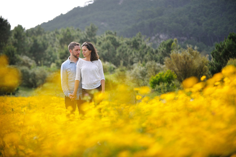 sessao fotos antes do casamento colorida natureza serra e campo de flores amarelas auge Primavera Campestre
