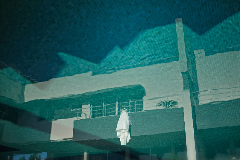 Vestido Noiva reflexo azul piscina foto arte criativa casamento momentos em casa casar em Sintra fotografo