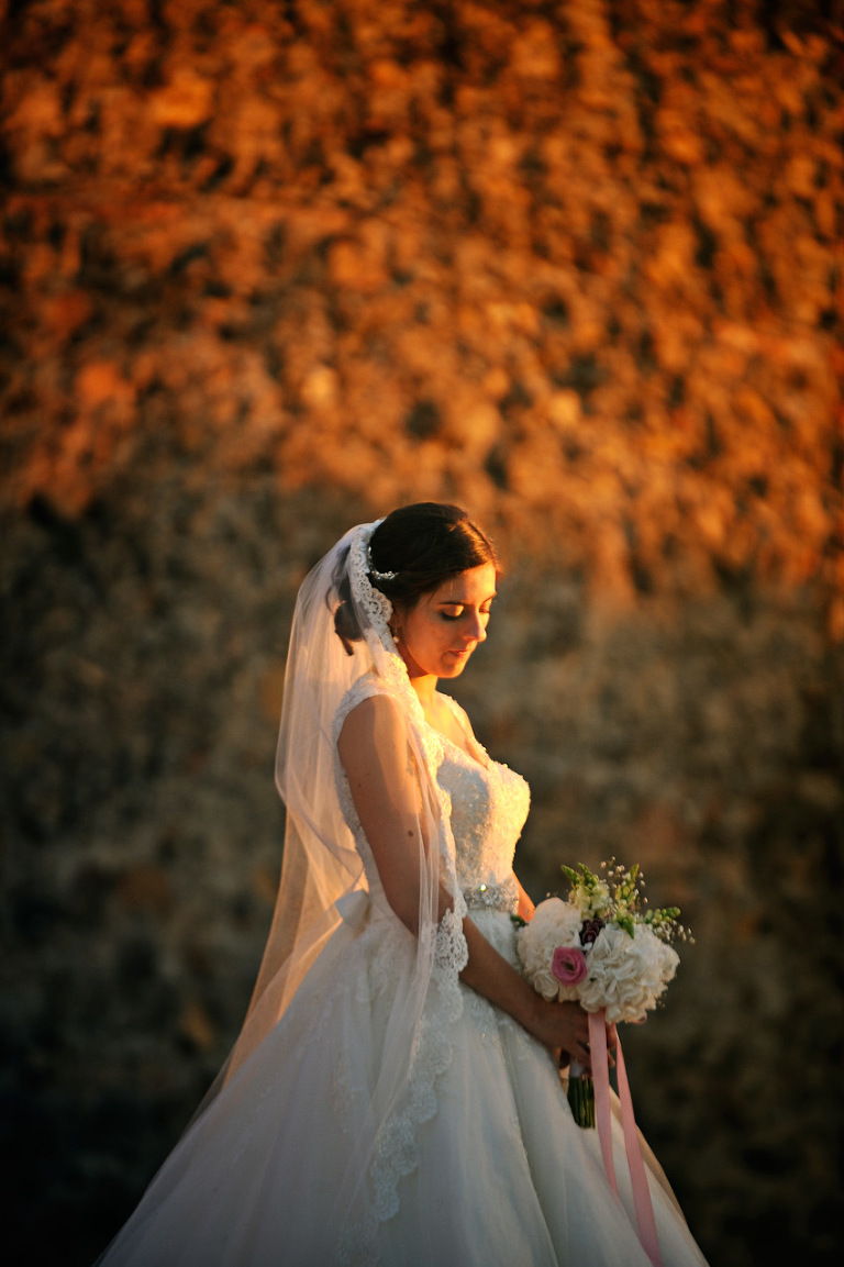 Foto de Sonho Casamento no Alentejo na igreja de Montemor e fotos de noivos no Castelo