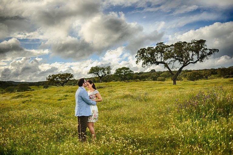 02 fotos lindas de noivado em Évora no Alentejo em Campo de Primavera com flores por Foto de Sonho
