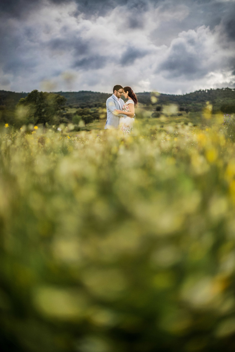03 fotos lindas de noivado em Évora no Alentejo em Campo de Primavera com flores por Foto de Sonho