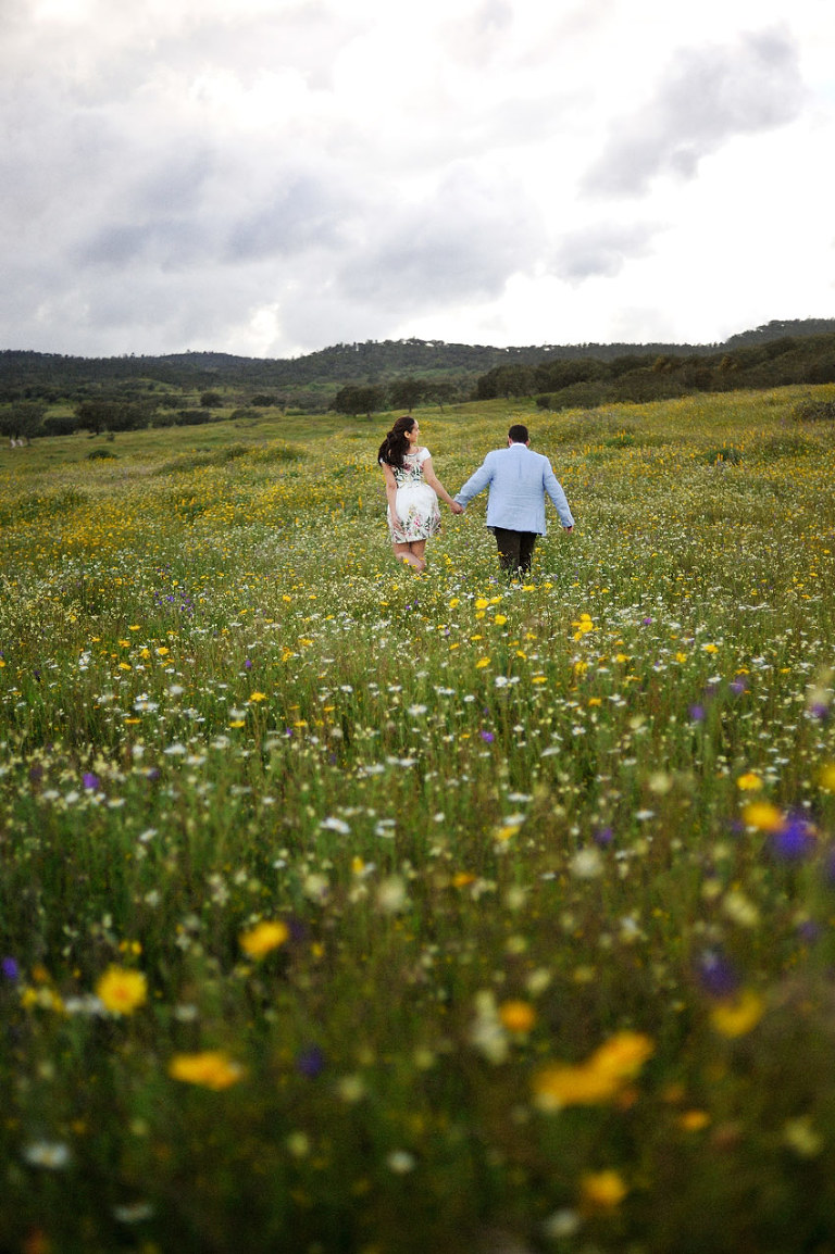 05 fotos lindas de noivado em Évora no Alentejo em Campo de Primavera com flores por Foto de Sonho